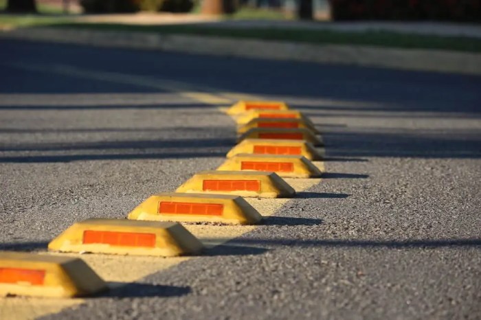 Raised pavement markers reflective road edge line markings marking lines yellow